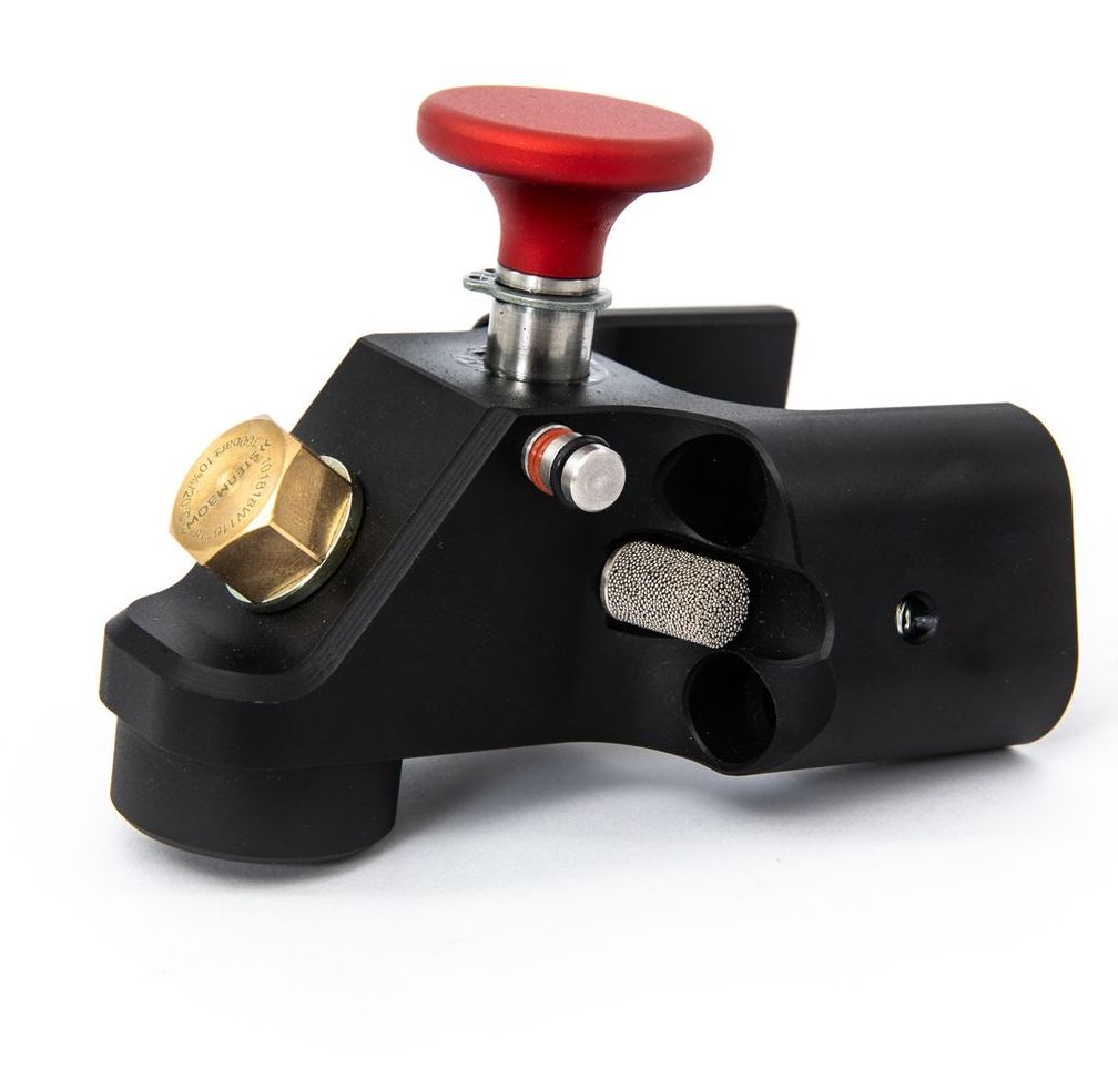 Ein schwarzes Objekt mit einem roten Knopf darauf