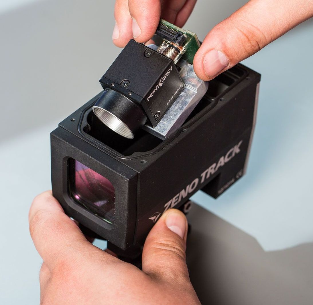 Eine Person hält eine Zeno Track Kamera in der Hand