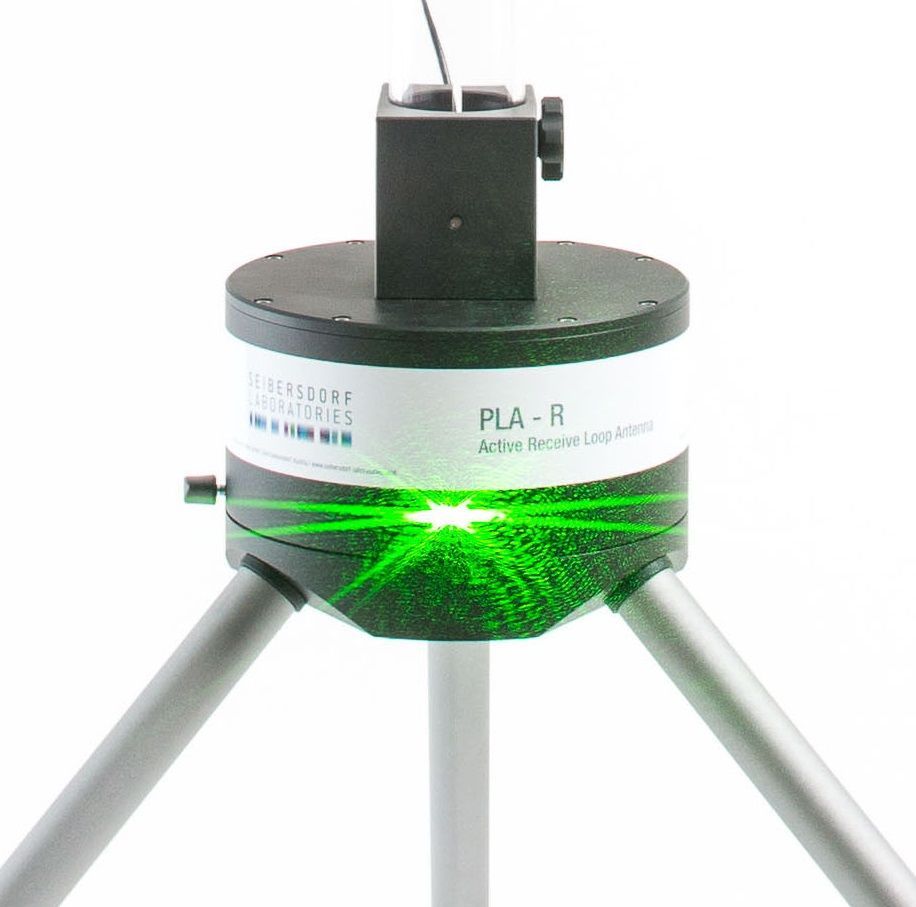 Ein Gerät mit der Aufschrift „Pla-r“ steht auf einem Stativ