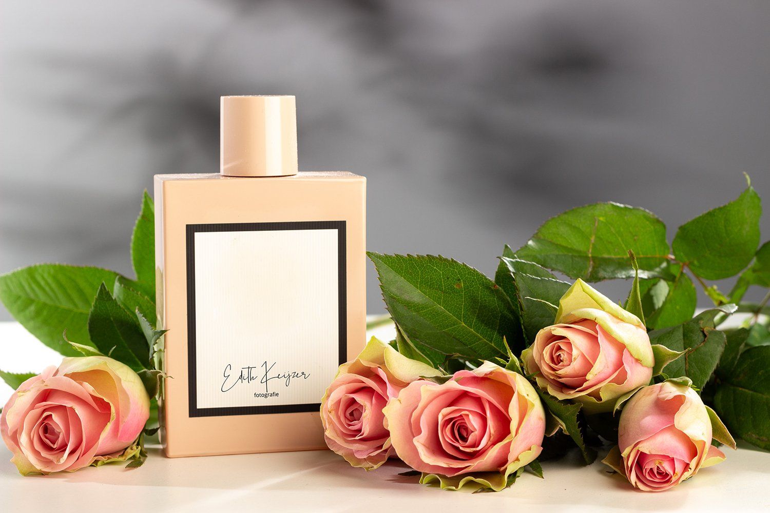 Parfumfles sfeerfoto met rozen