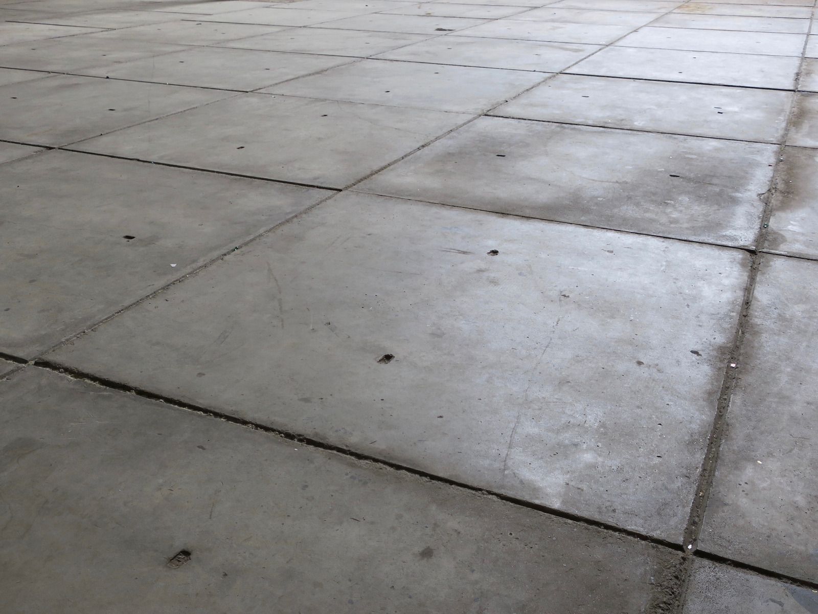 A wooden fence is sitting in the middle of a grassy field.