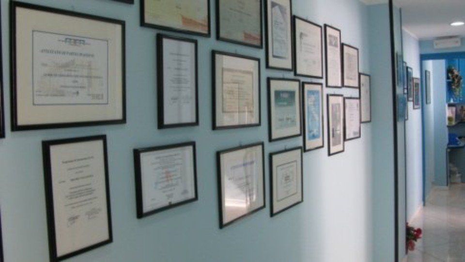 parete con lauree e attestati formativi
