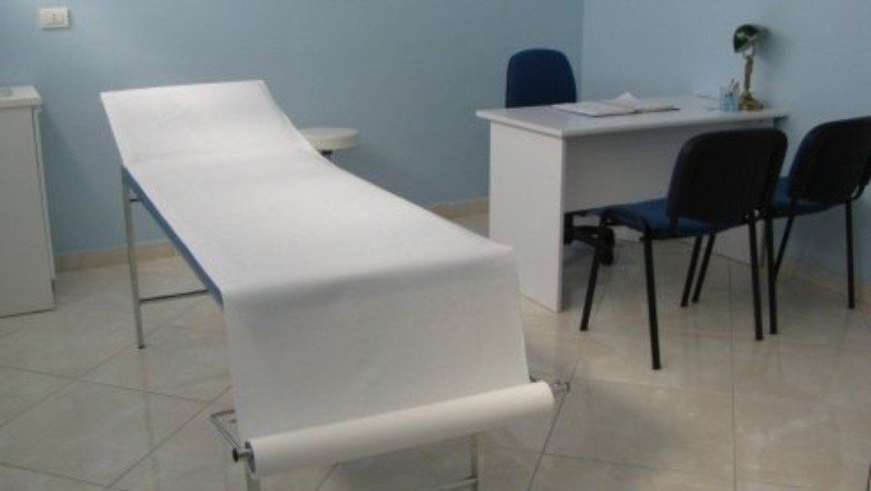particolare lettino studio medico