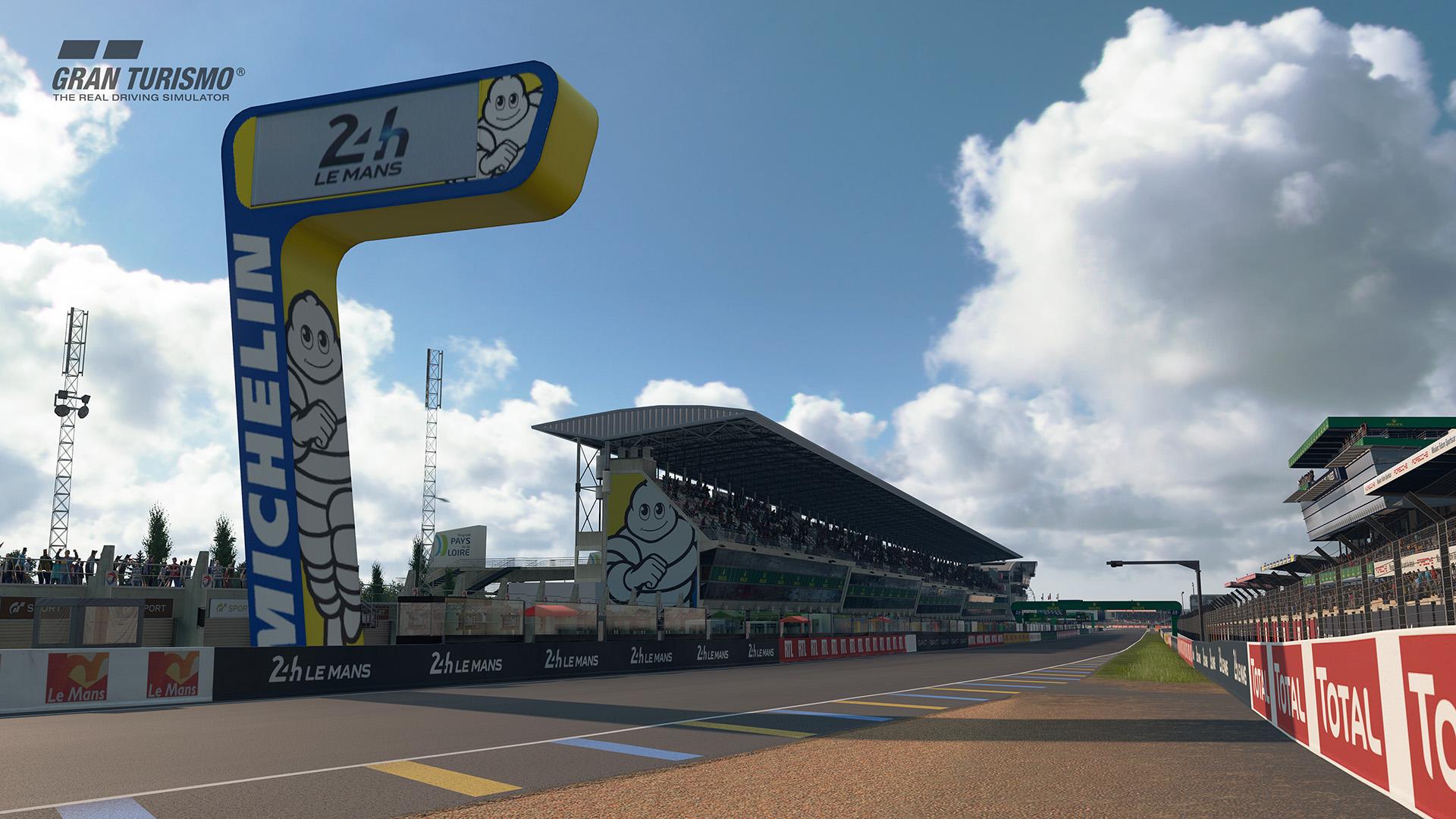 Racebaan met Michelin-boog, tribunes en blauwe lucht. Le Mans, Frankrijk.