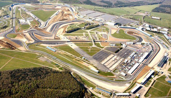 Luchtfoto van het Silverstone Circuit-racecircuit in Engeland, waarop de lay-out van het circuit, de gebouwen en het omliggende landschap te zien zijn.