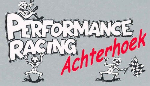 Logo voor Performance Racing Achterhoek met cartoon coureurs op een grijze achtergrond en tekst in wit en rood.
