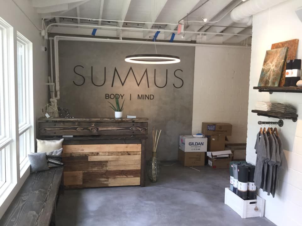 A room with a sign that says summus on it