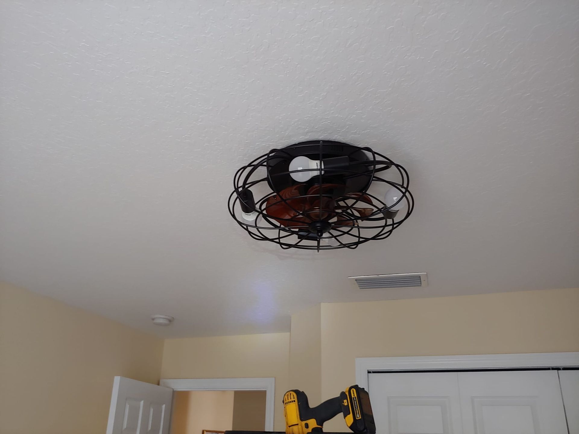 A ceiling fan is hanging from the ceiling in a room.