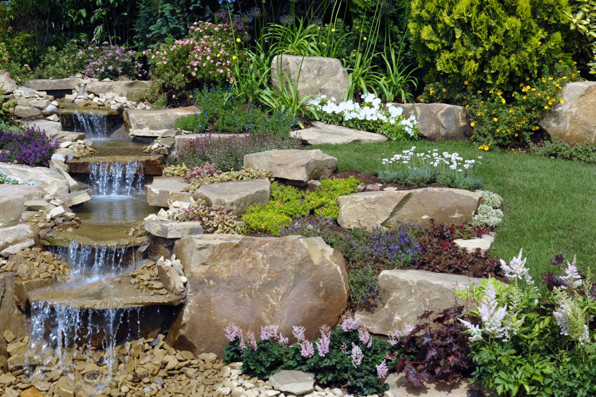  Backyard Oasis with Water Features