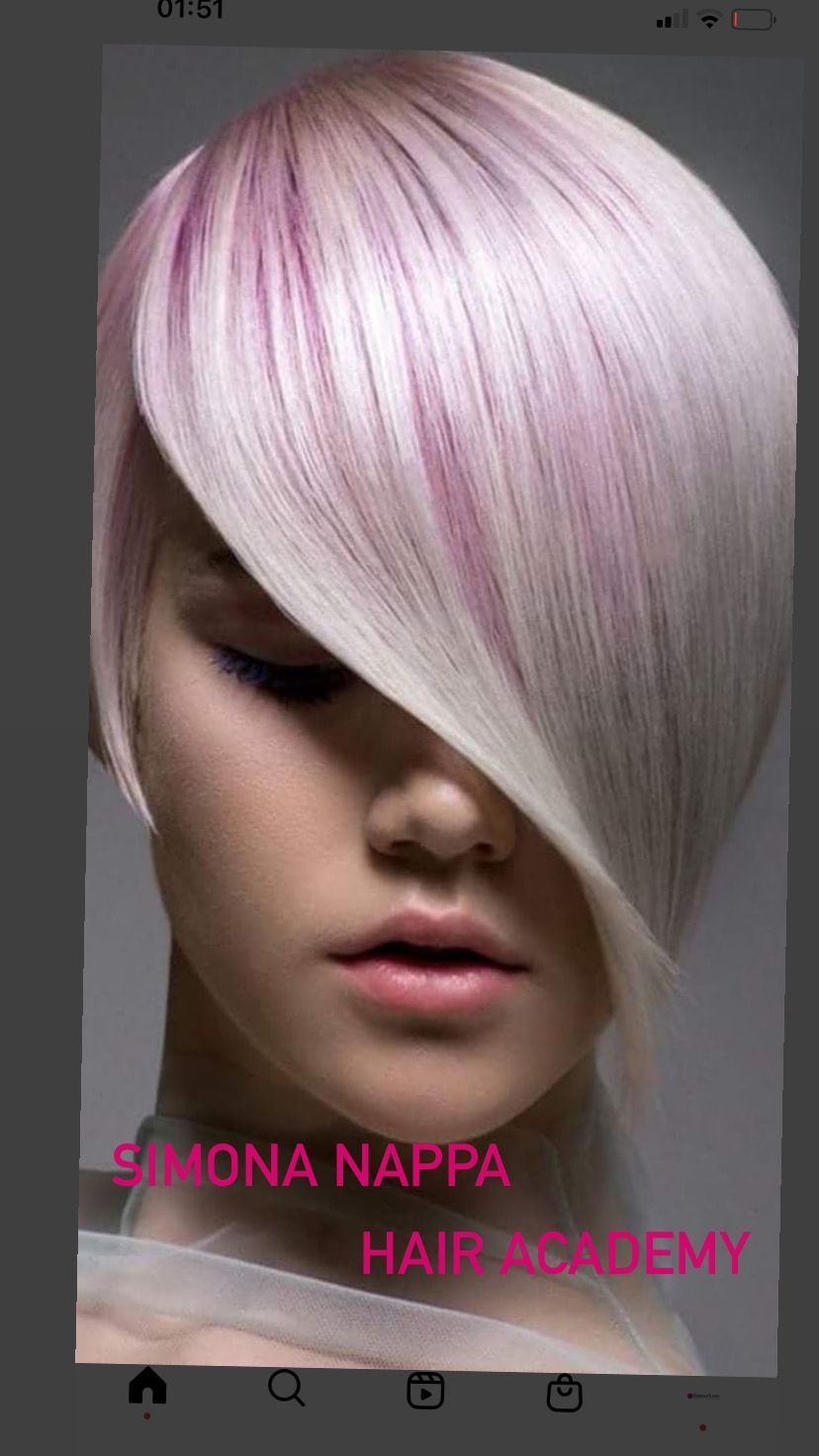 Un primo piano del viso di una donna con corti capelli rosa.