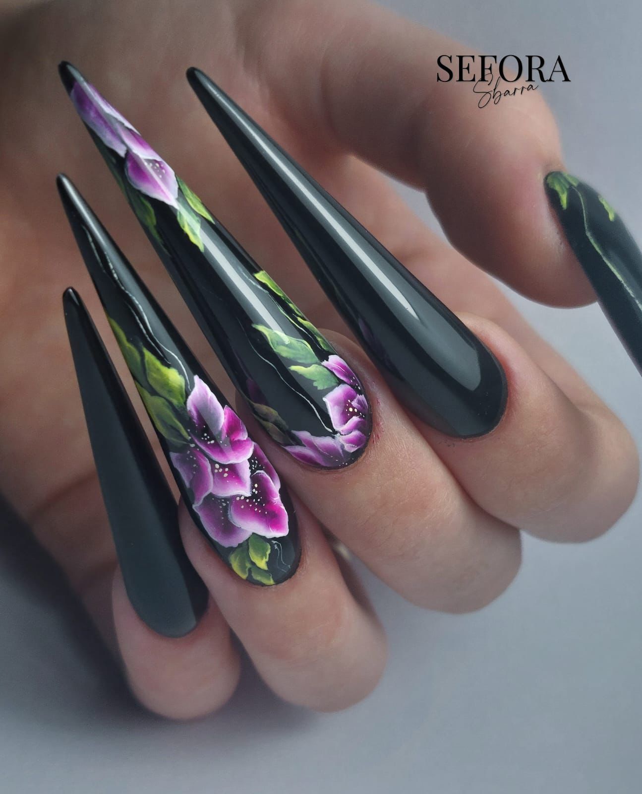 Un primo piano delle unghie di una persona con il logo sefora