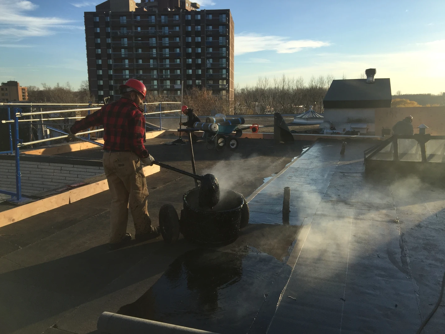 Un homme nettoie un toit avec une machine.