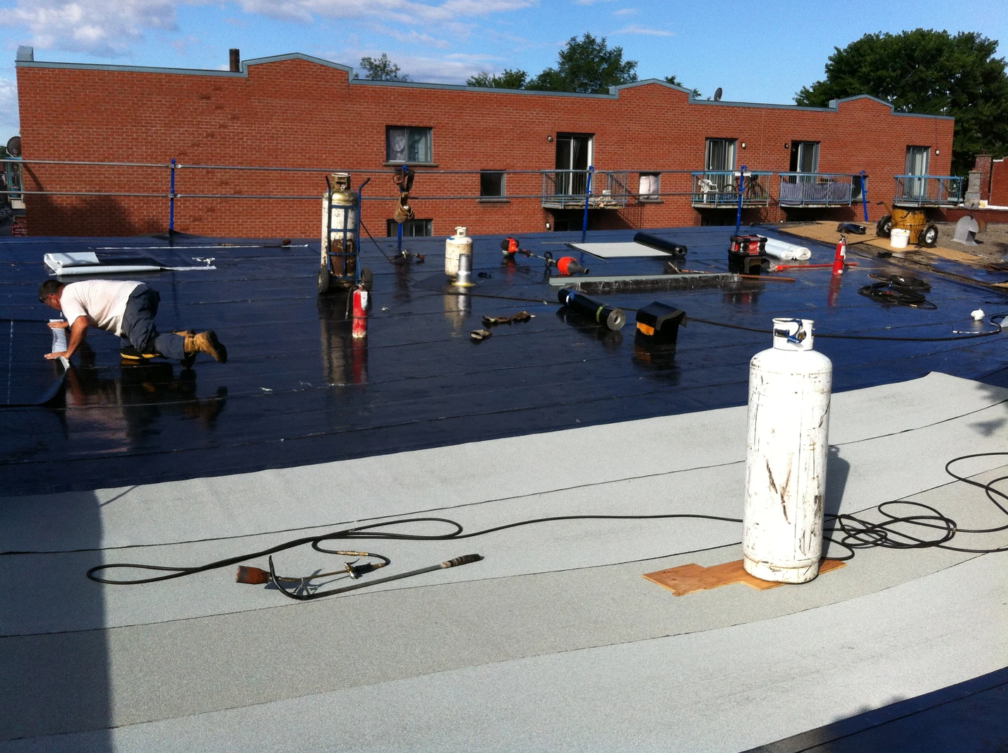 Un homme travaille sur le toit d'un immeuble