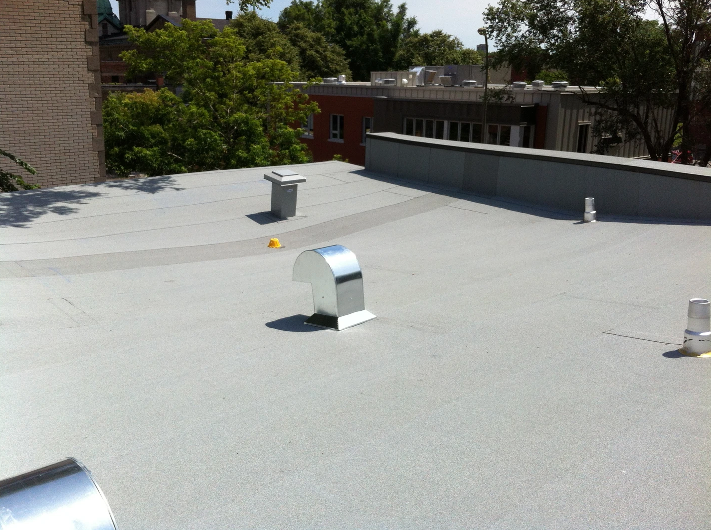 Le toit d'un bâtiment comporte quelques évents