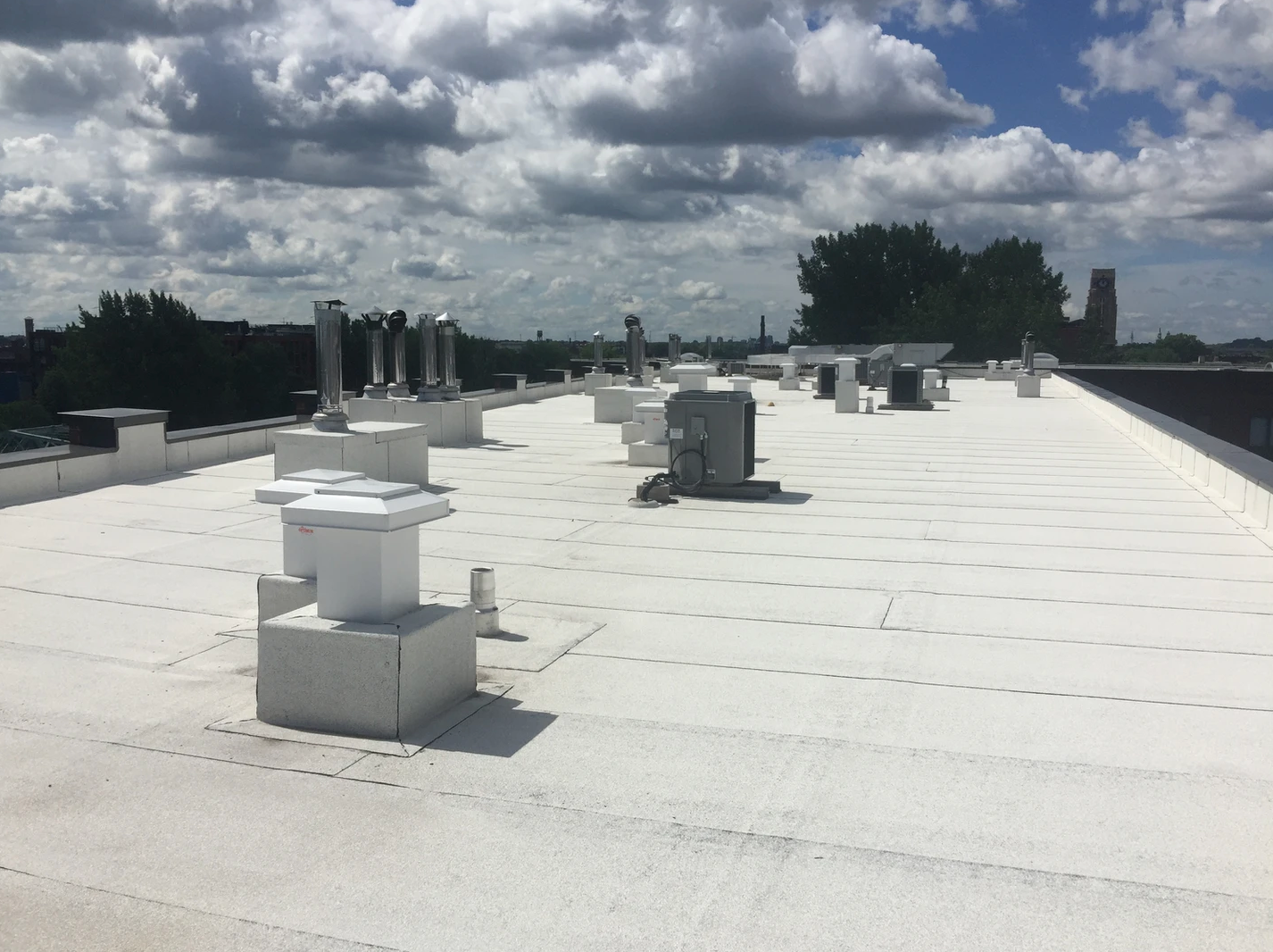 Un toit blanc avec beaucoup de cheminées dessus