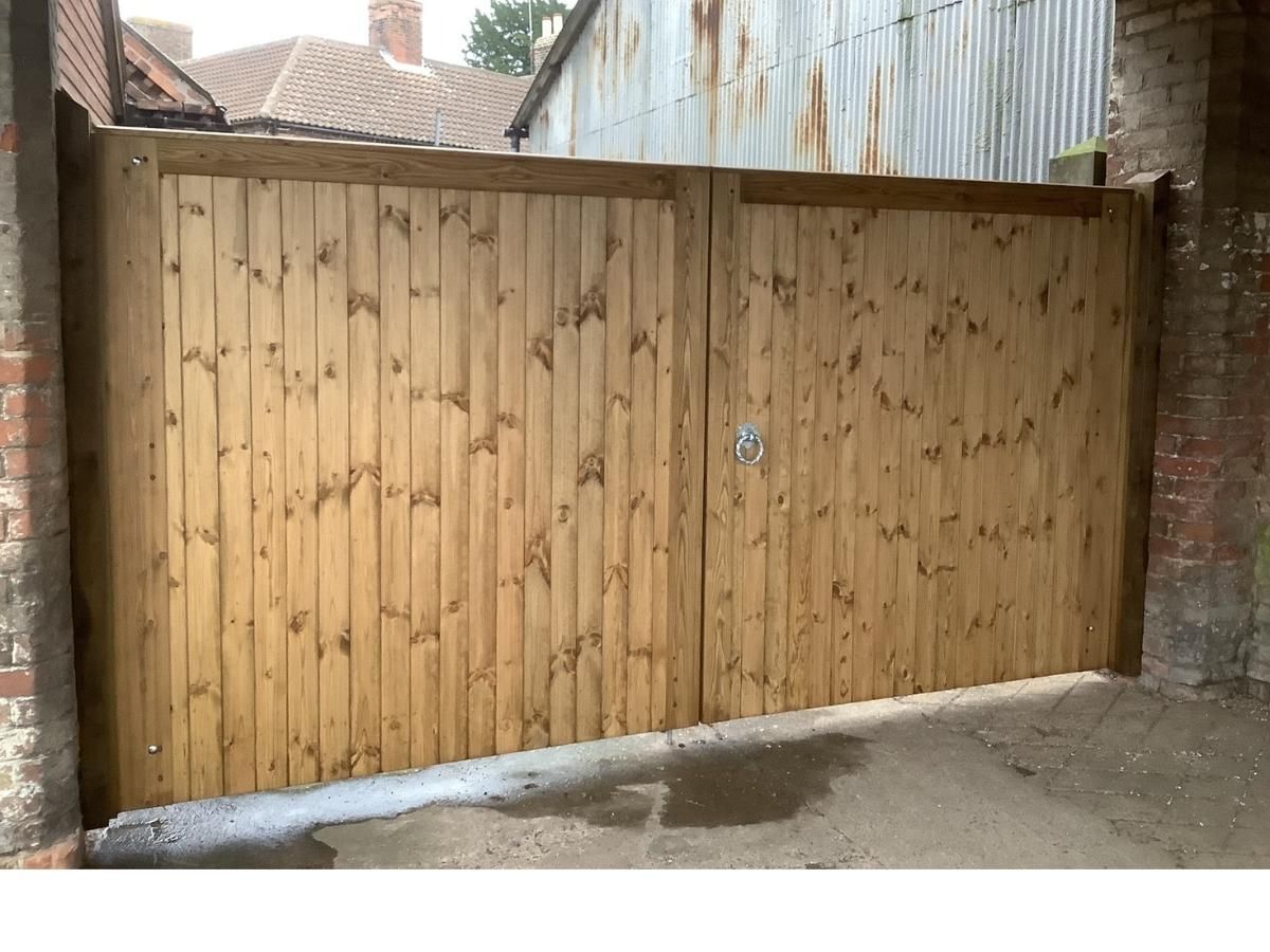 Nottingham Fencing option 9 wooden driveway gates