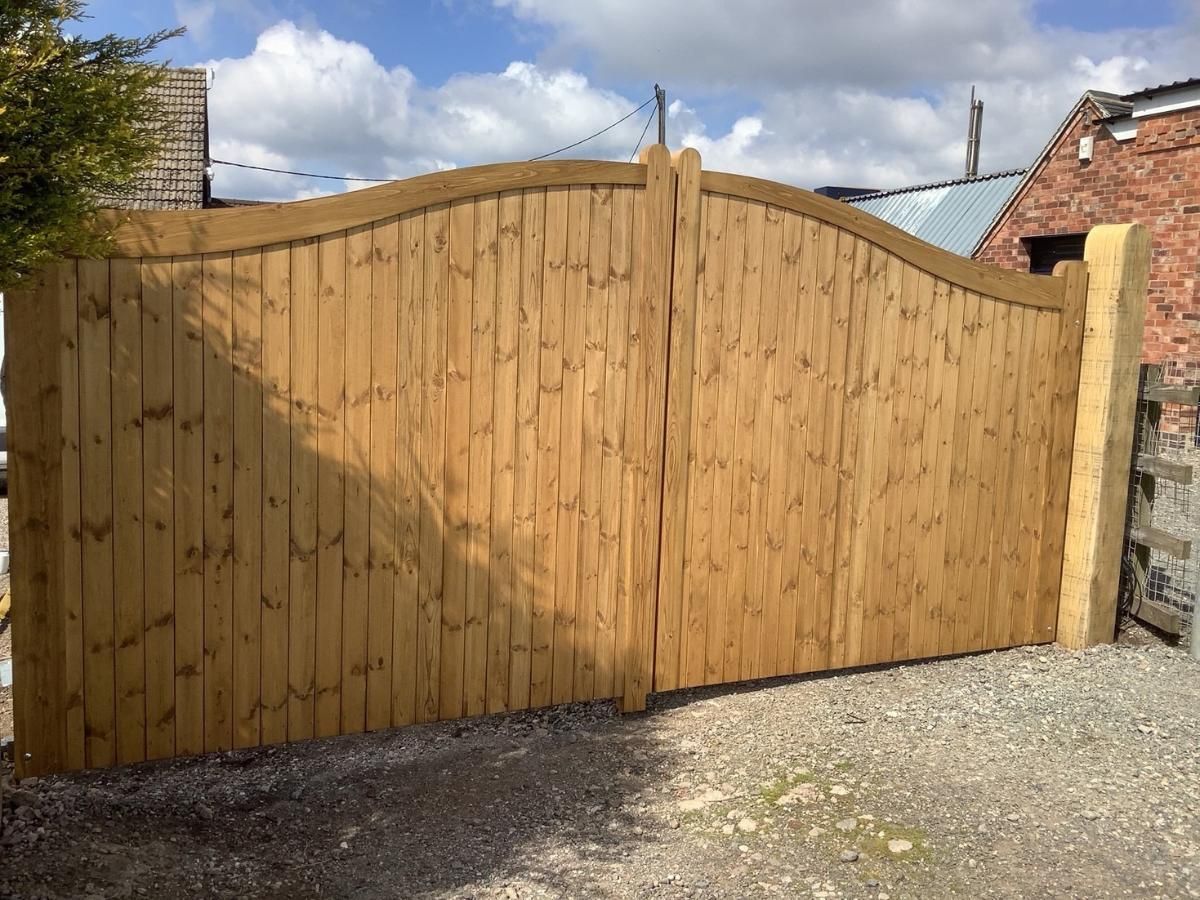 Nottingham Fencing option 7 wooden driveway gates