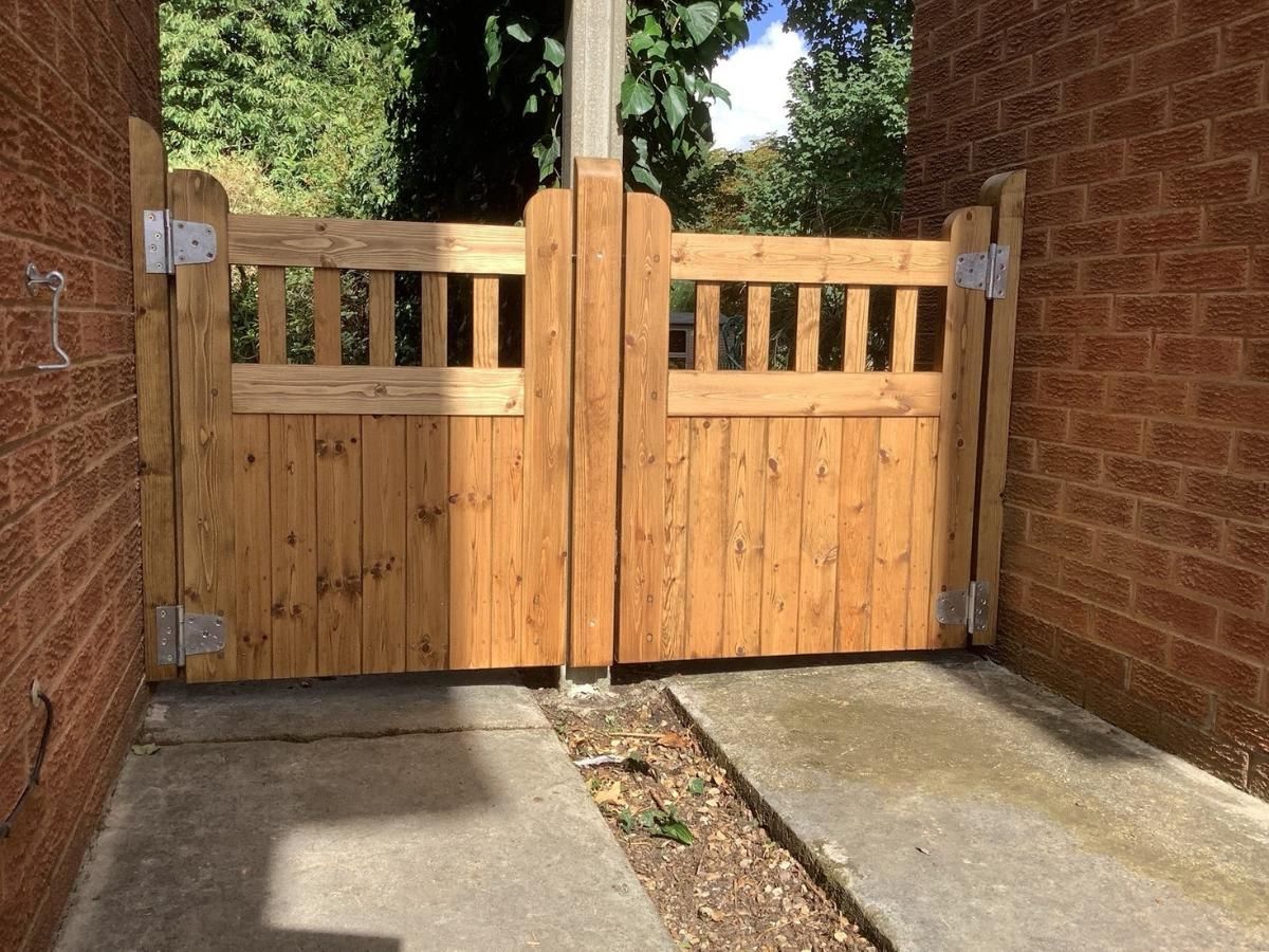 Nottingham Fencing option 6 wooden driveway gates