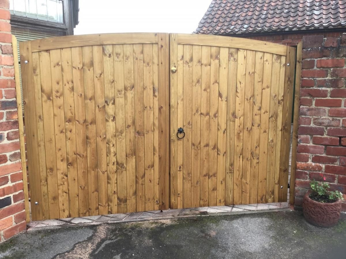 Nottingham Fencing option 3 wooden driveway gates