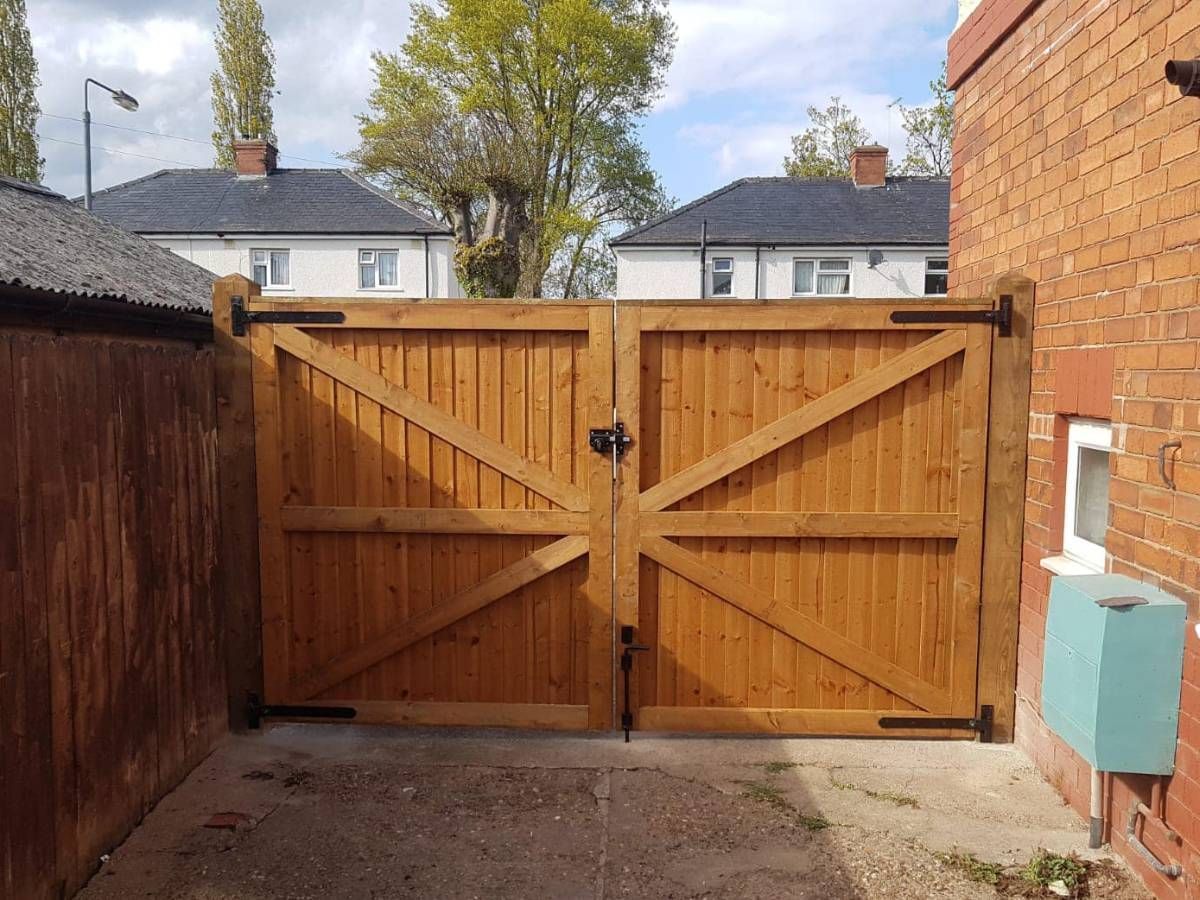 Nottingham Fencing new wooden fence with driveway gates in Kimberley