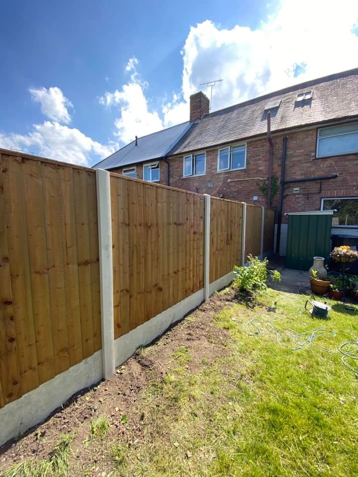 Nottingham Fencing removing old wooden panels from a fence in Southwell