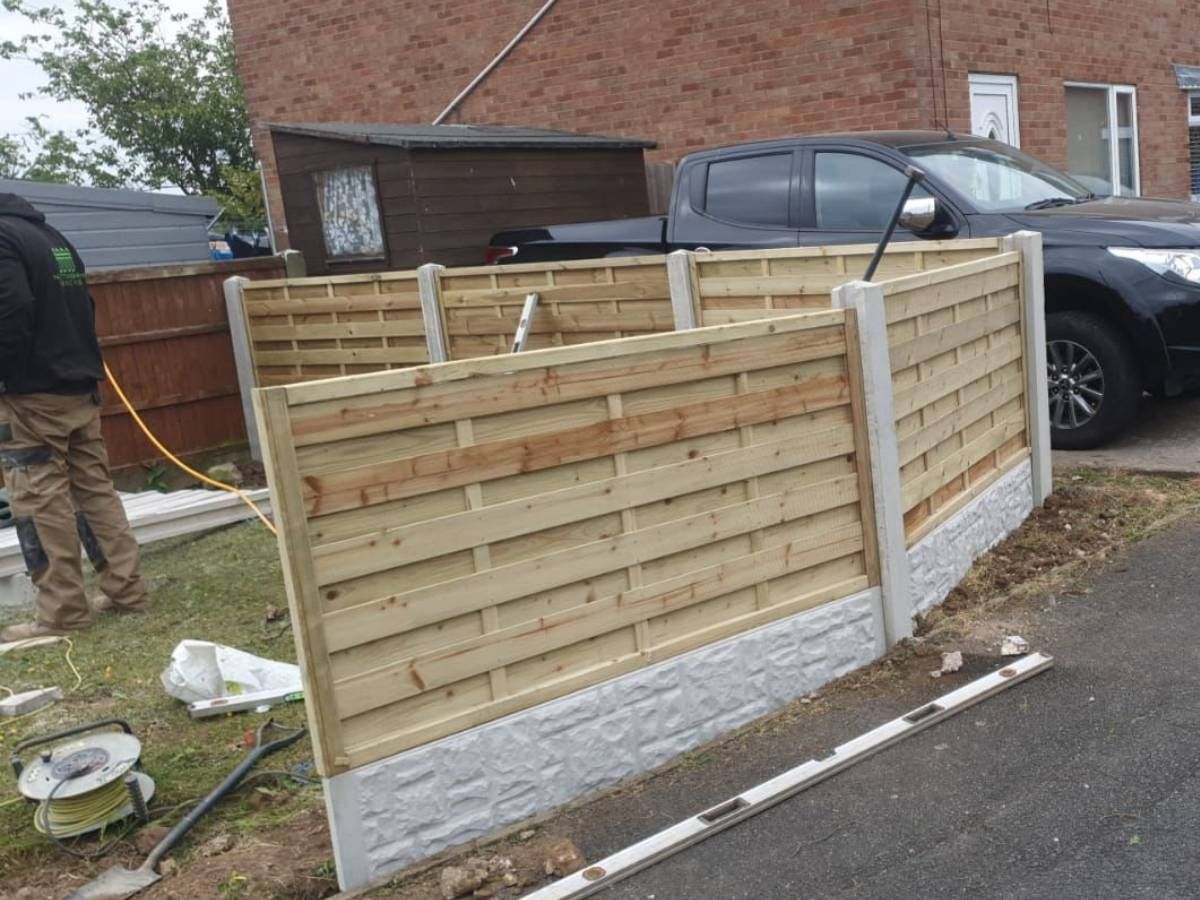Nottingham Fencing installing a new fence in Selston