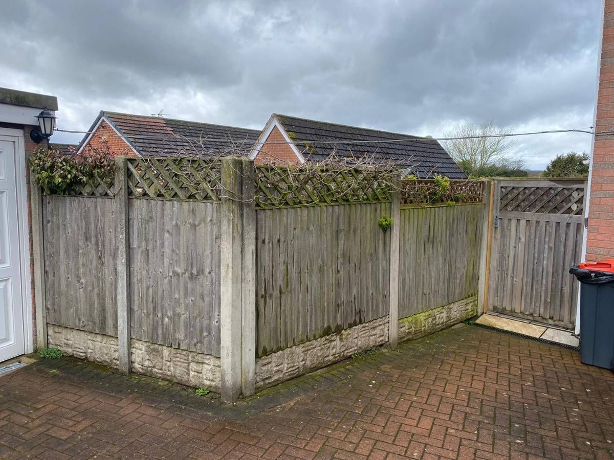Nottingham Fencing old wooden fencing and wooden garden gate in Sutton-in-Ashfield trellis in Suttong-in-Ashfield