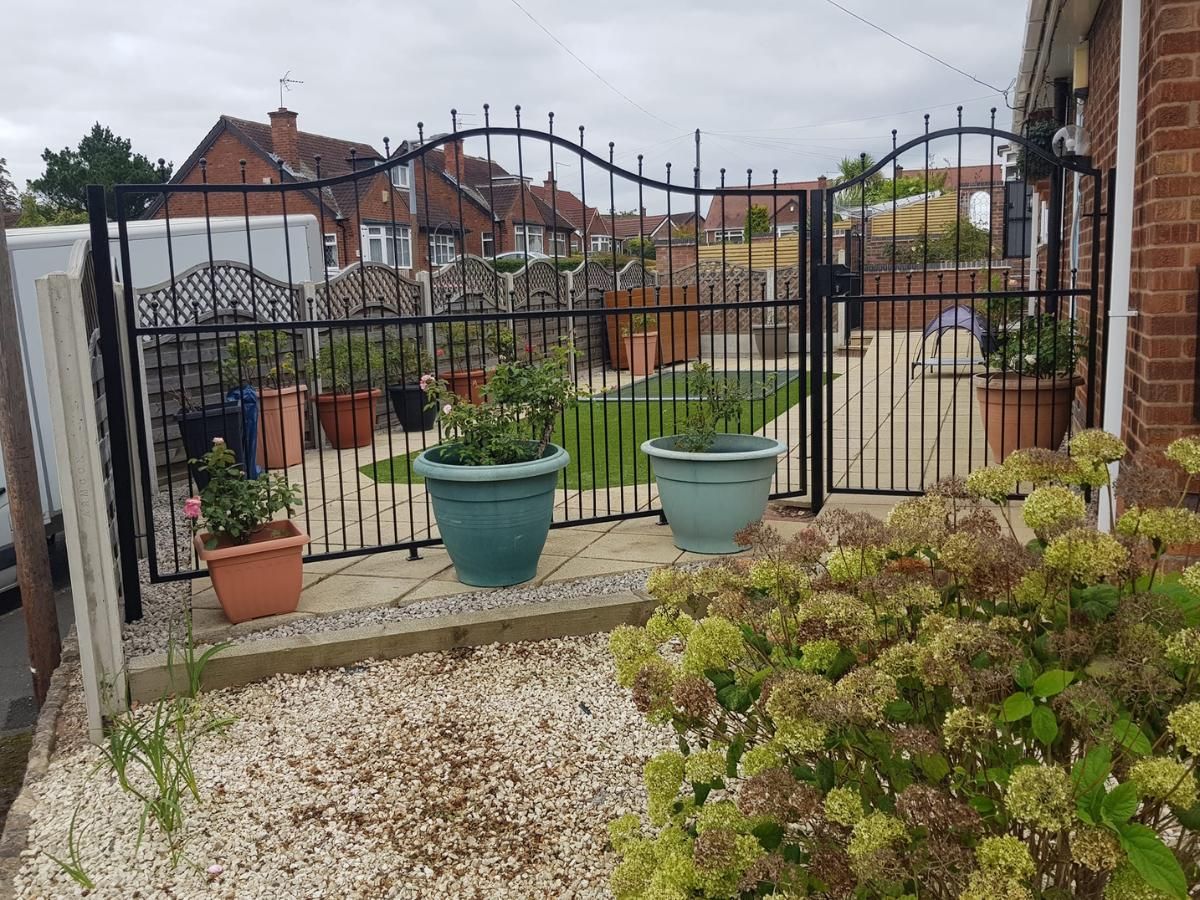 Nottingham Fencing arched metal side gate with metal fencing