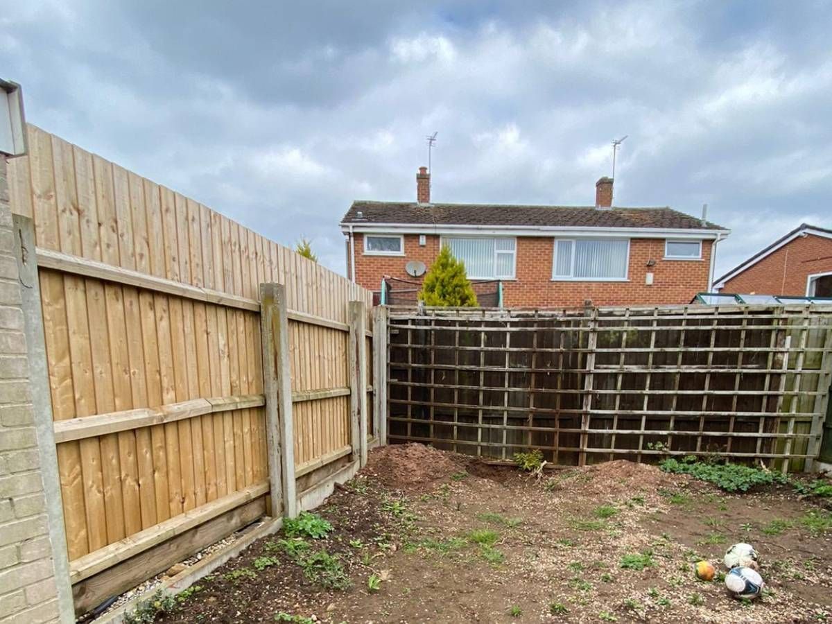 Nottingham Fencing about to replace fence panels in Hucknall