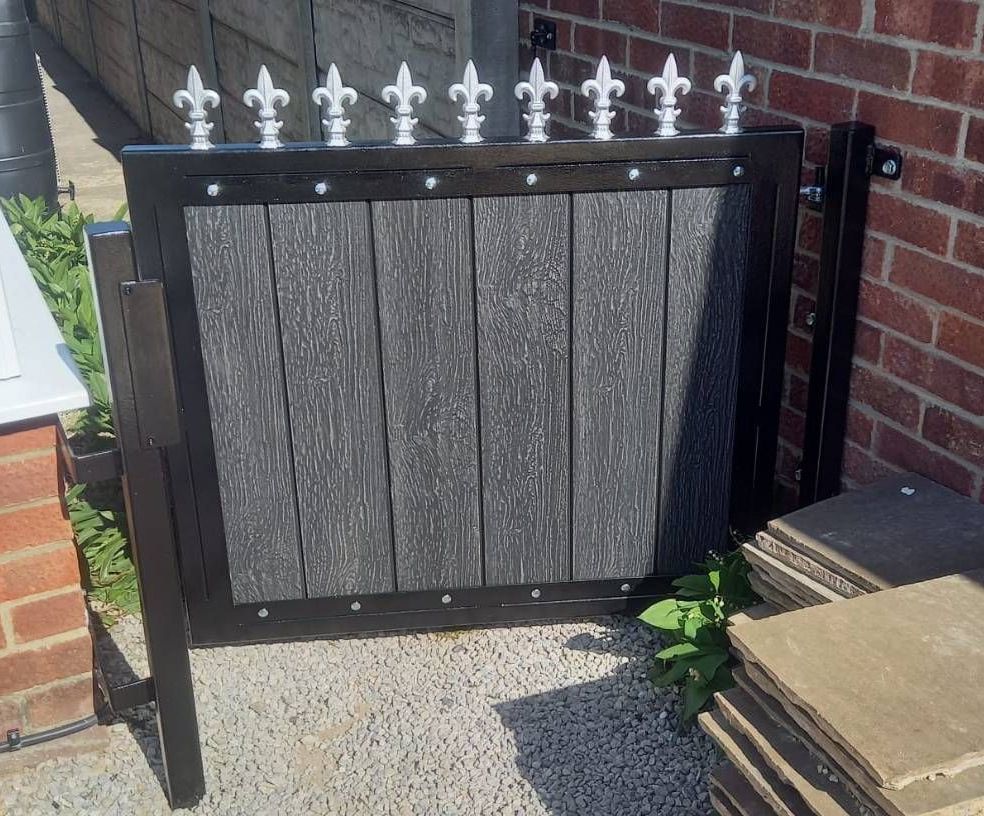 Nottingham Fencing small composite side gate with spear topping