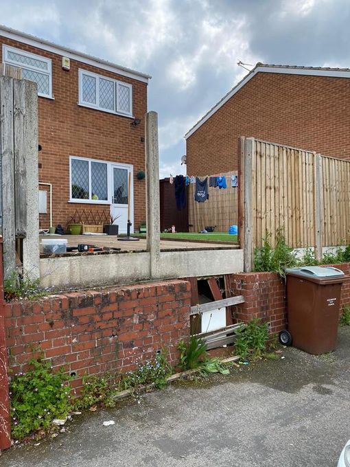 Nottingham Fencing installation of replacement fencing on top of a wall in Top Valley Nottingham