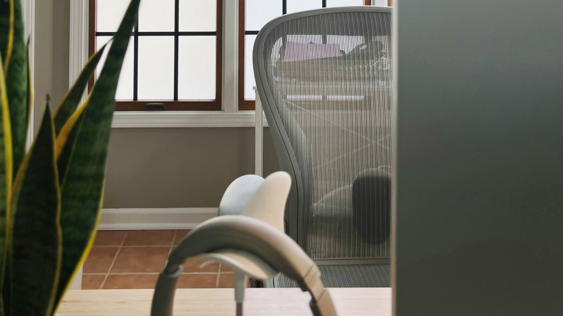 Saxen RefurbHub reupholster second hand office furniture to ensure your refurbished task mesh  chairs and desks are like new