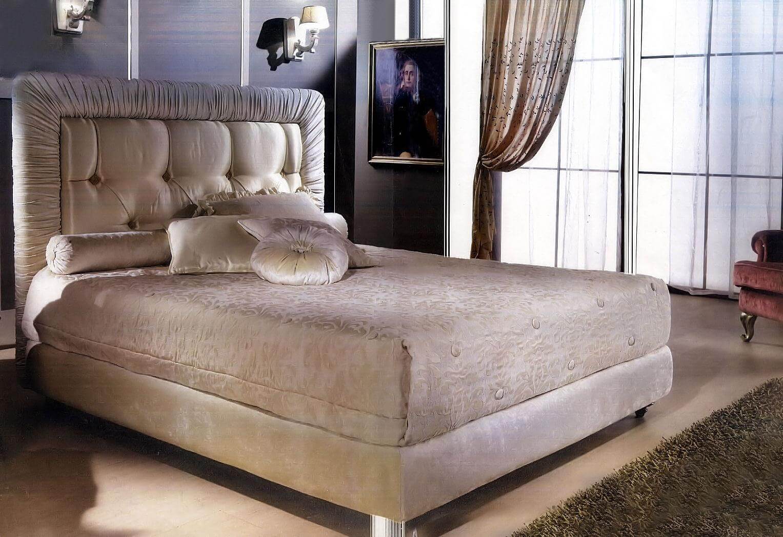 letto a due piazze con testiera alta imbottita in tessuto