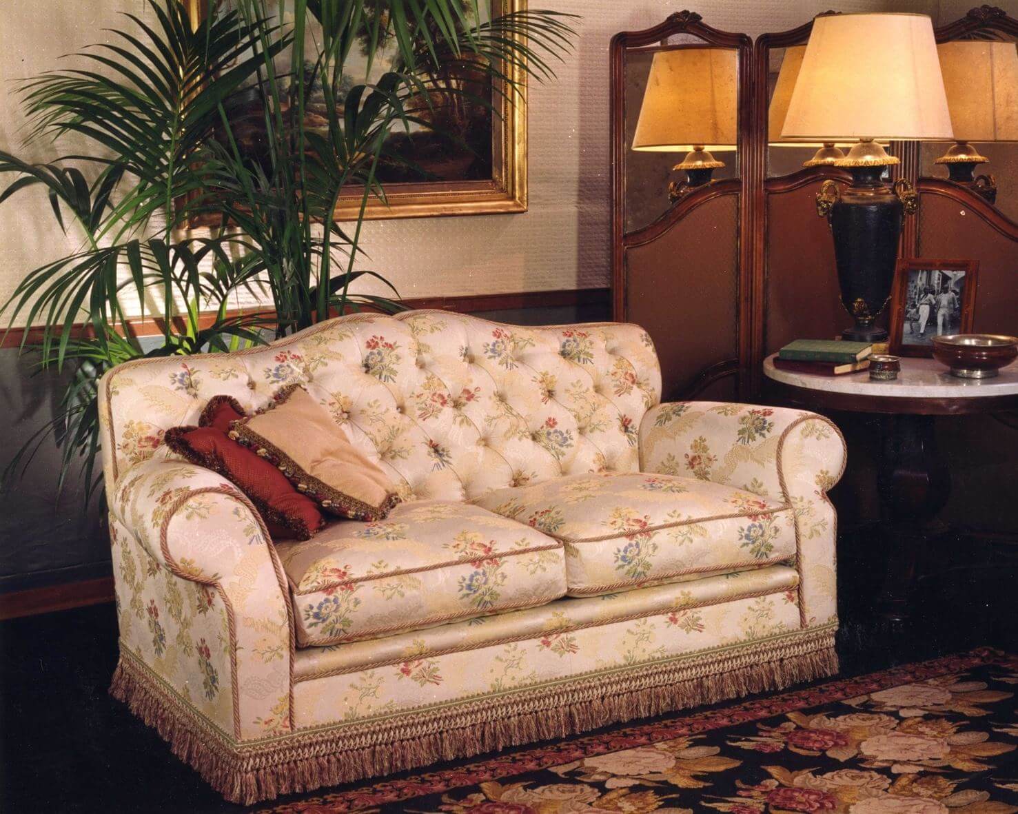 divano raso bianco a fiori