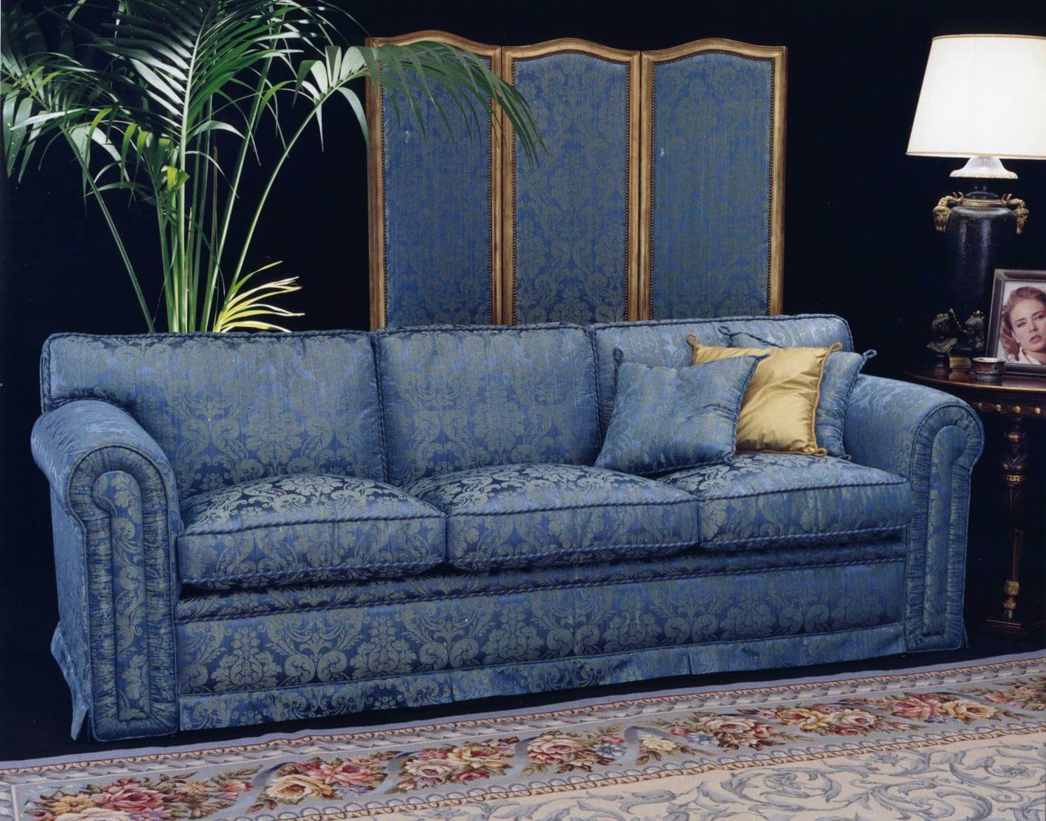 divano a tre posti rivestito in tessuto blu