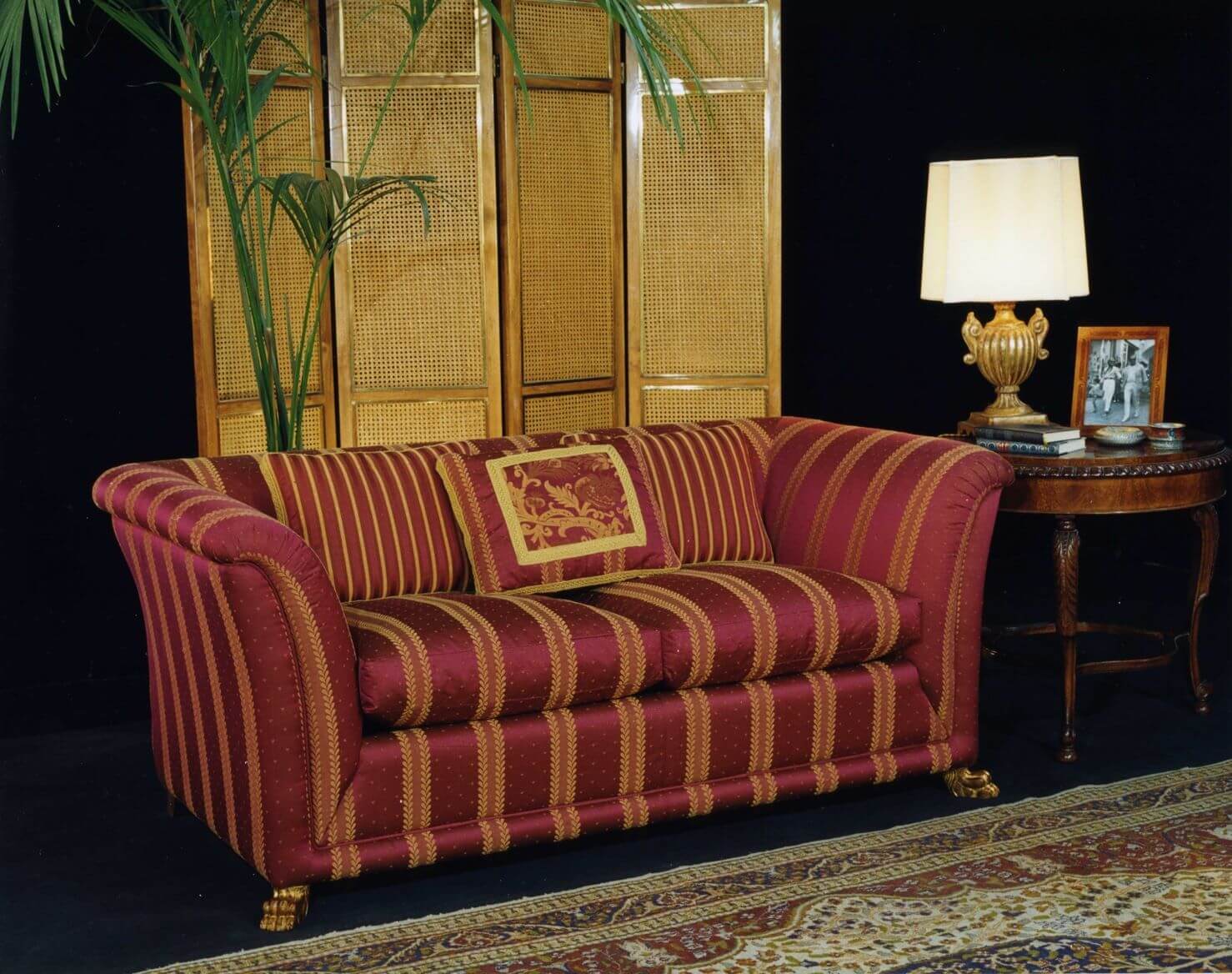 divano a due posti con rivestimento rosso e oro