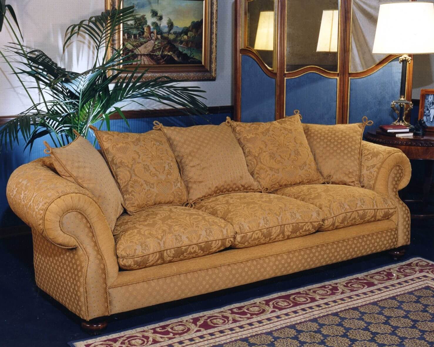 divano a tre posti in raso ocra