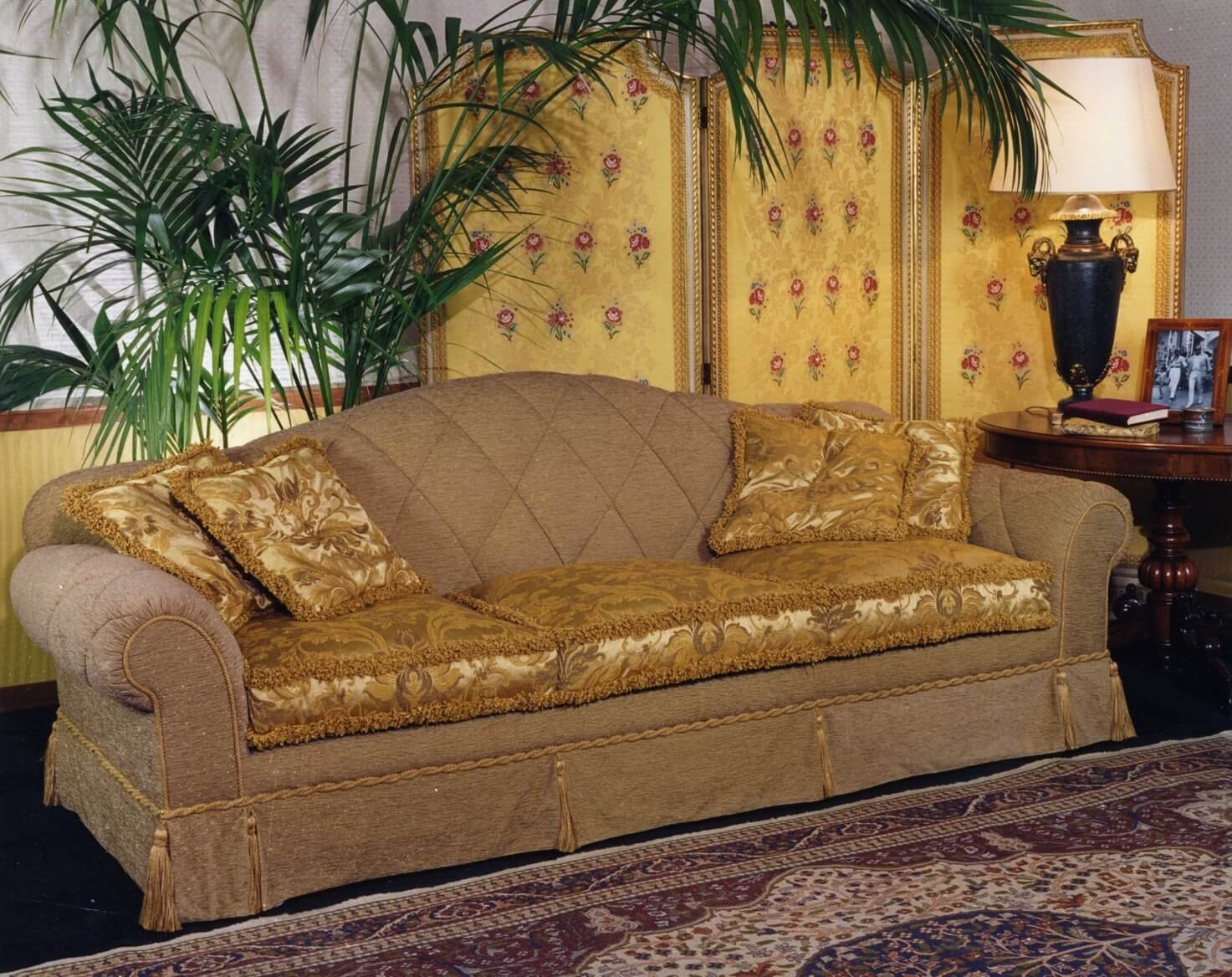 divano tre posti in alcantara e raso