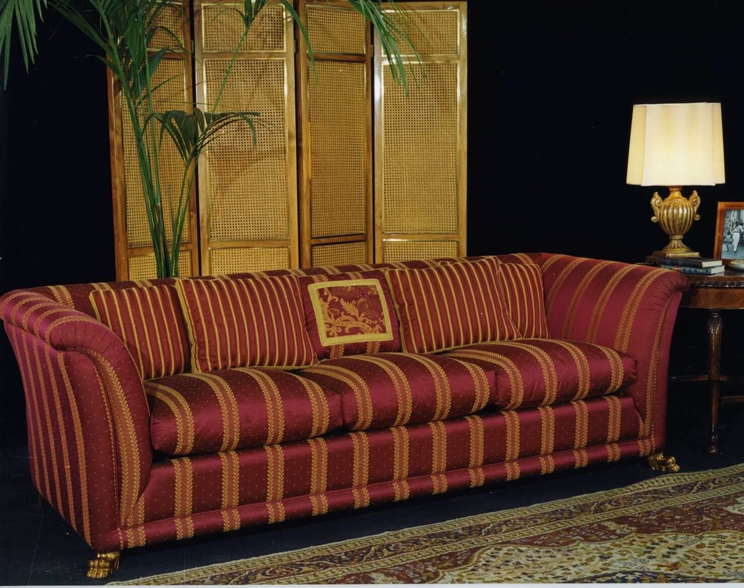 divano a tre posti rivestito in raso rosse a righe