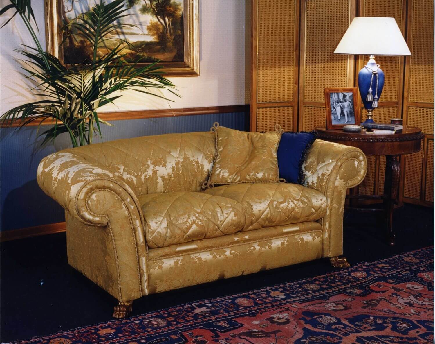 divanetto in raso color oro