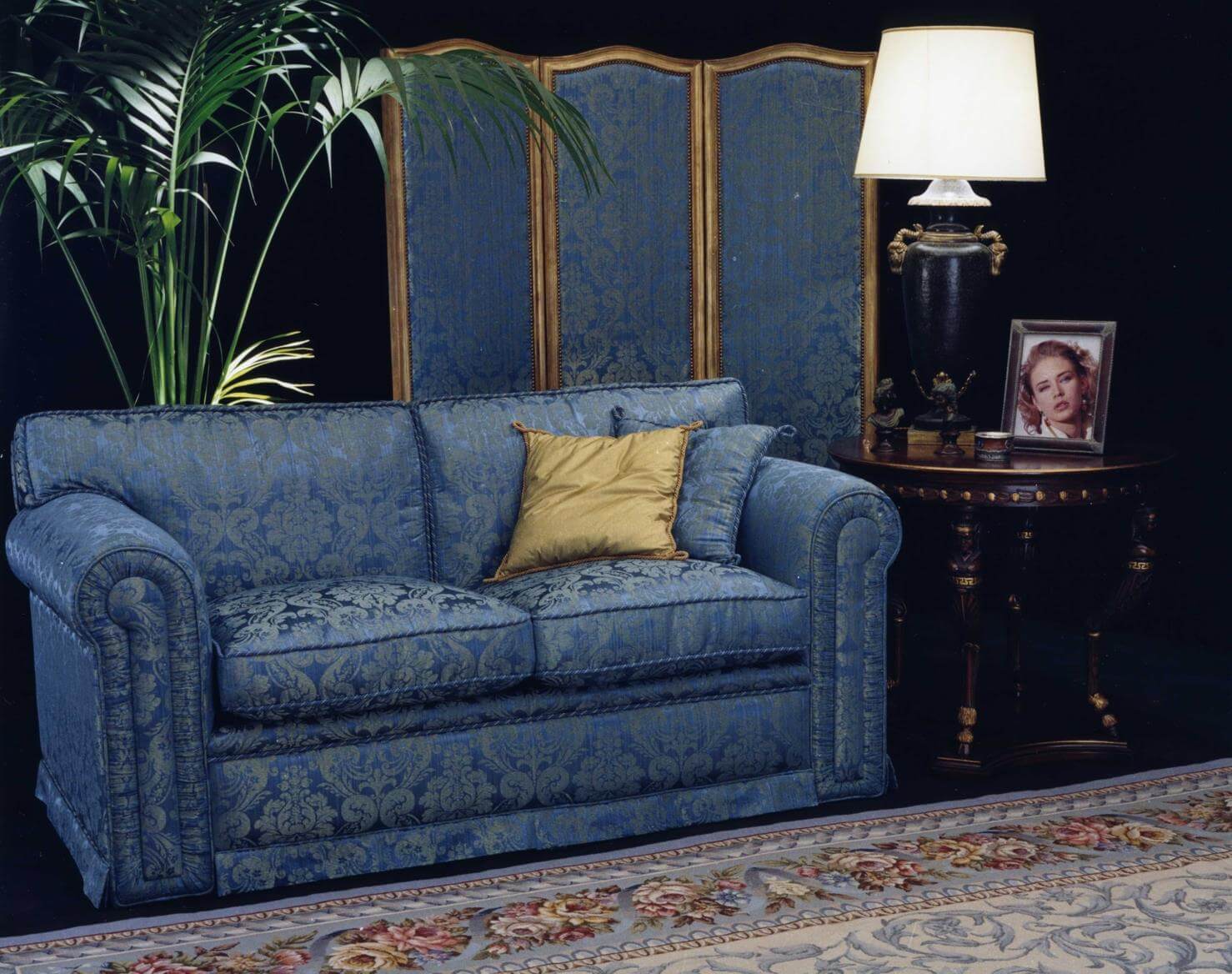 divanetto e paravento rivestiti in tessuto di raso