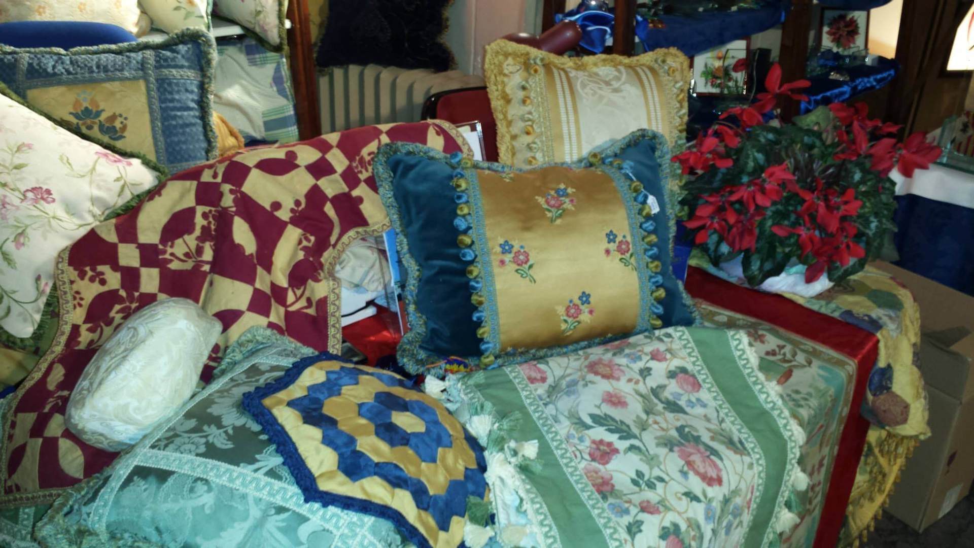 cuscini rivestiti in tessuto di acrilico e raso