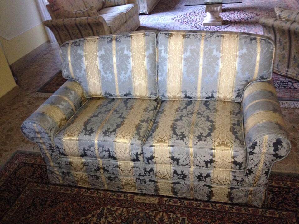 divanetto rivestito in raso