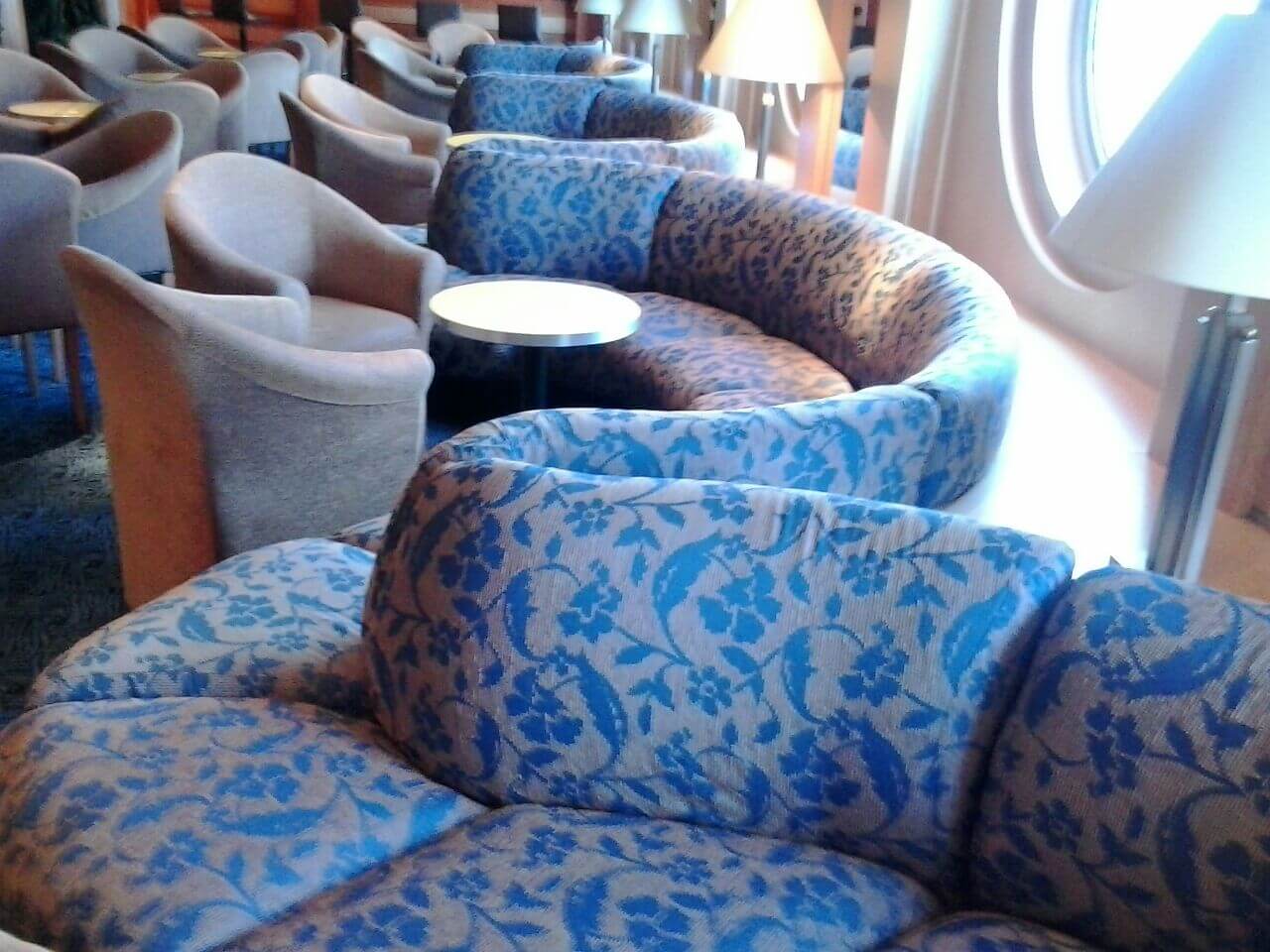 divani rivestiti in tessuto floreale