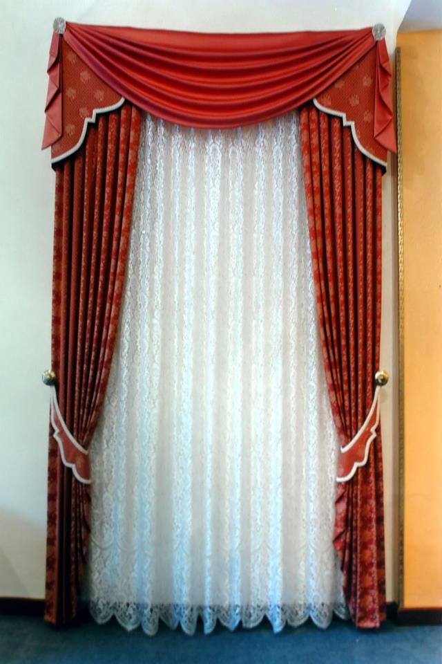 drappeggio in tessuto rosso