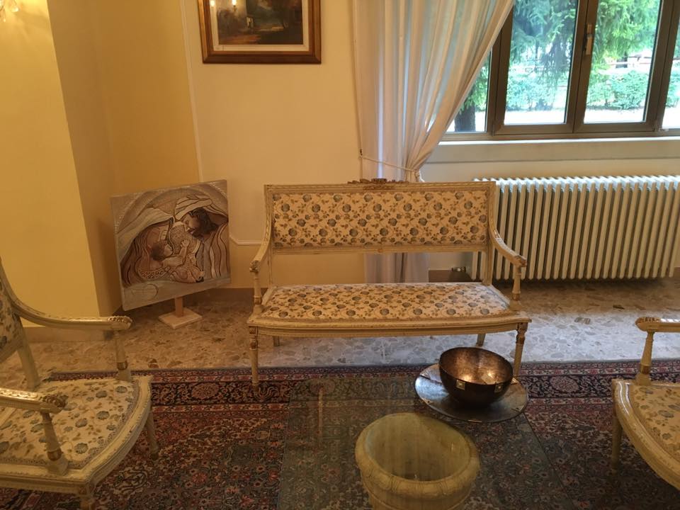 divano in letto e tessuto a motivo floreale