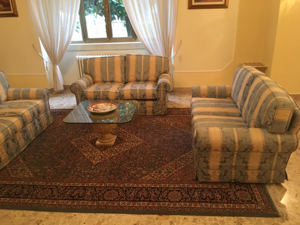 due divani a due posti con nuovo rivestimento