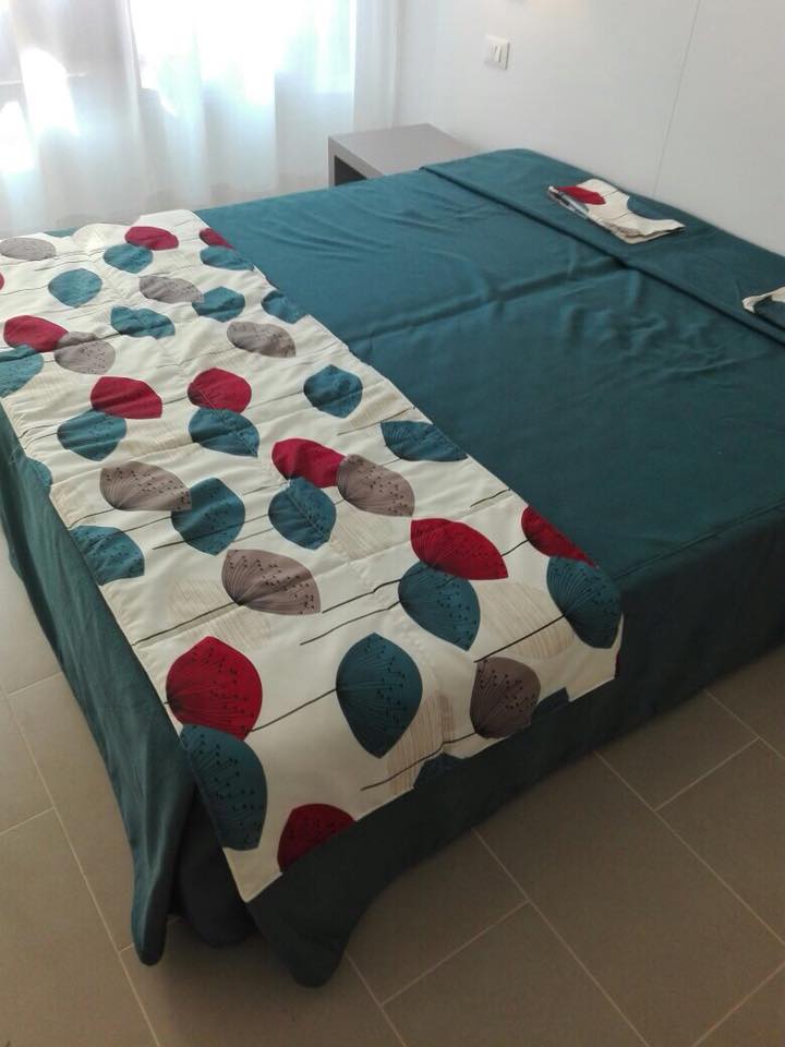 struttura letto rivestita in tessuto blu