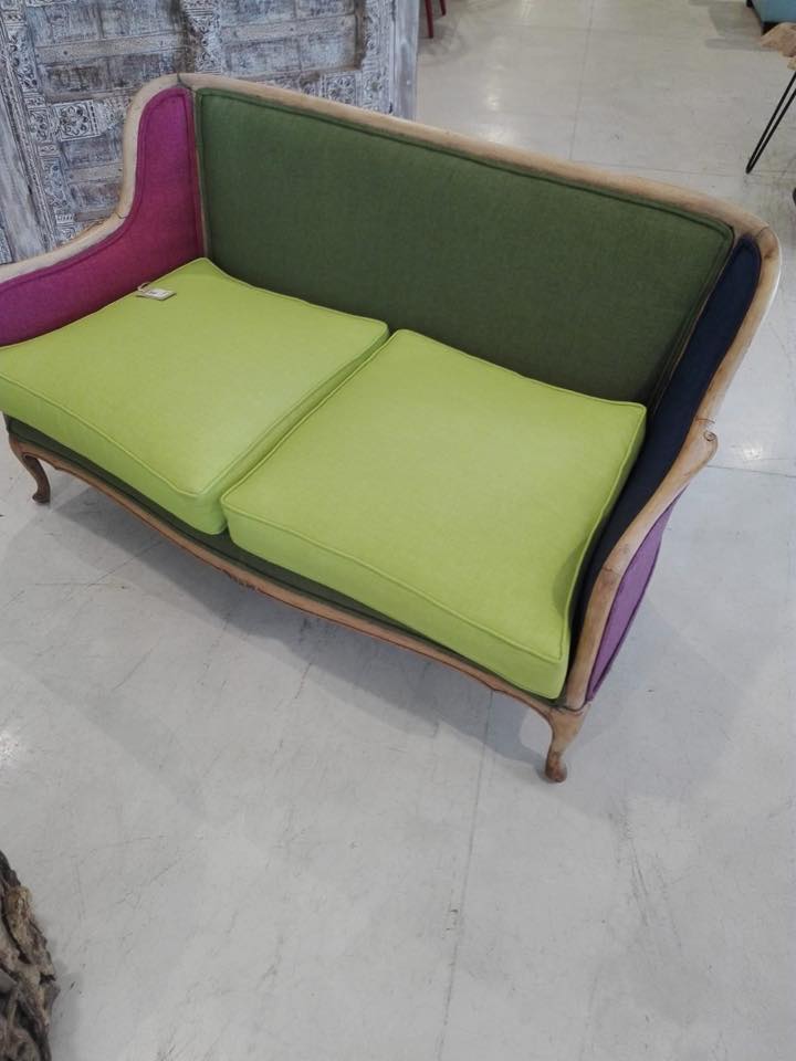 divanetto a due posti in legno e tessuto