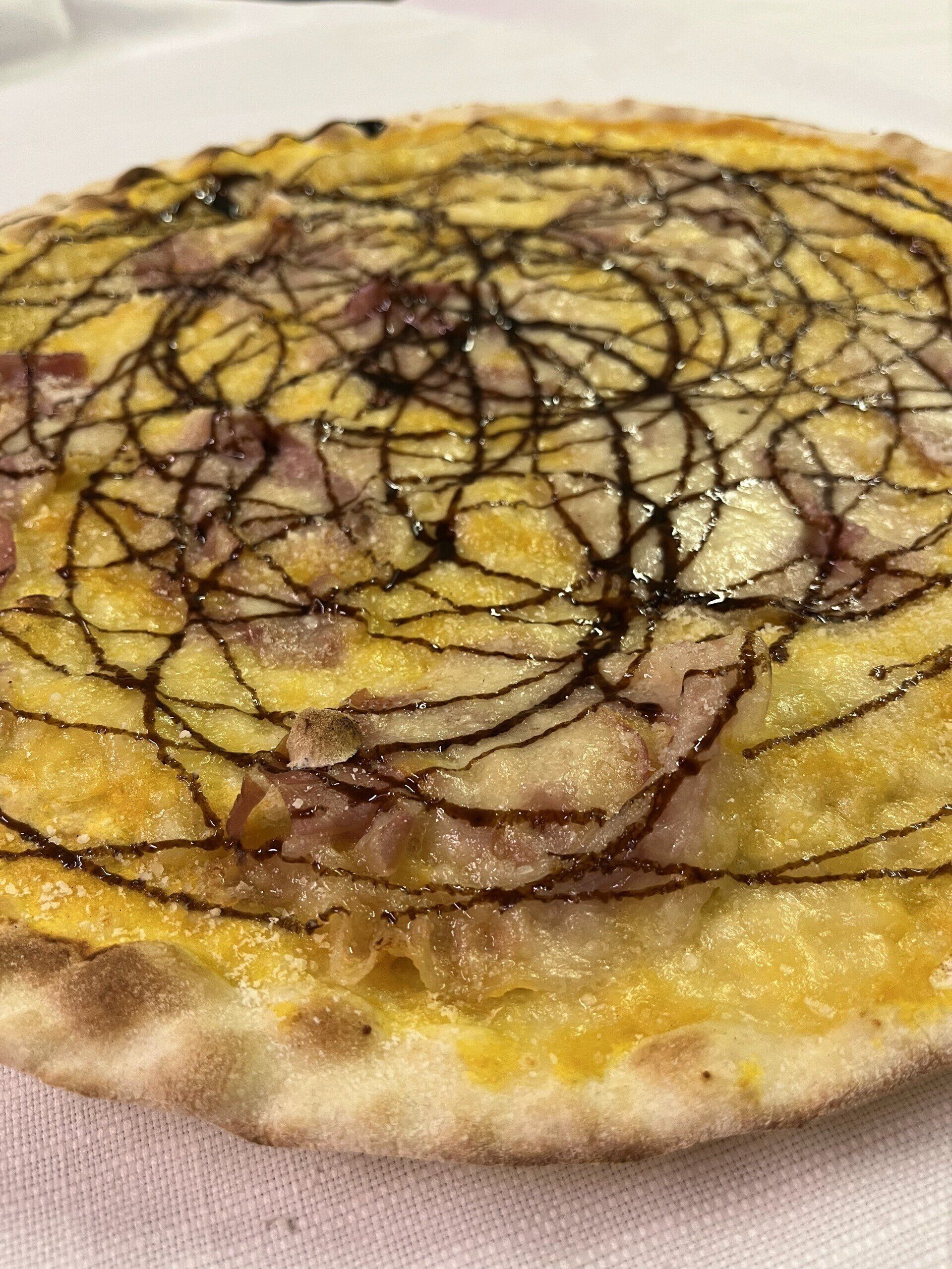 pizza bianca e affettato